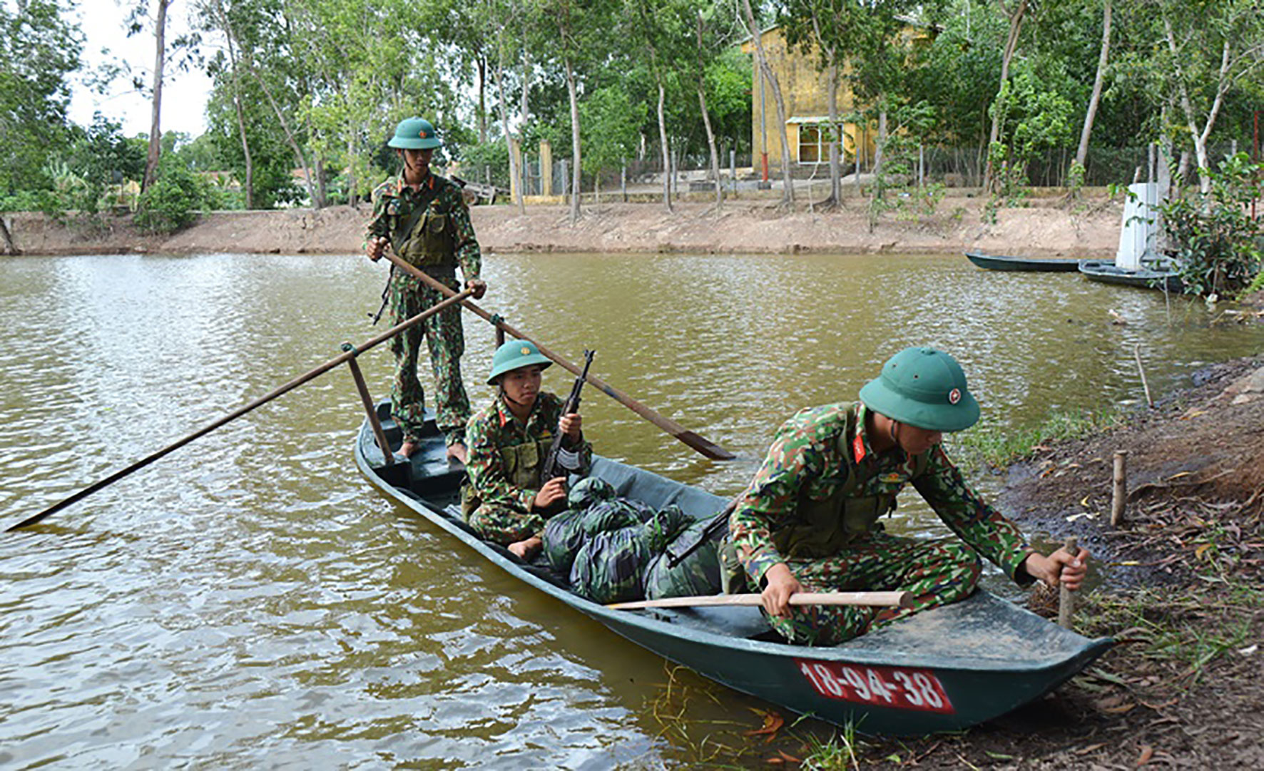 Cán bộ tổ chức huấn luyện từ nội dung căn bản về xuồng, cách sử dụng dầm, chèo; cách điều khiển hướng di chuyển, không để xuồng bị bập bênh, mất thăng bằng.