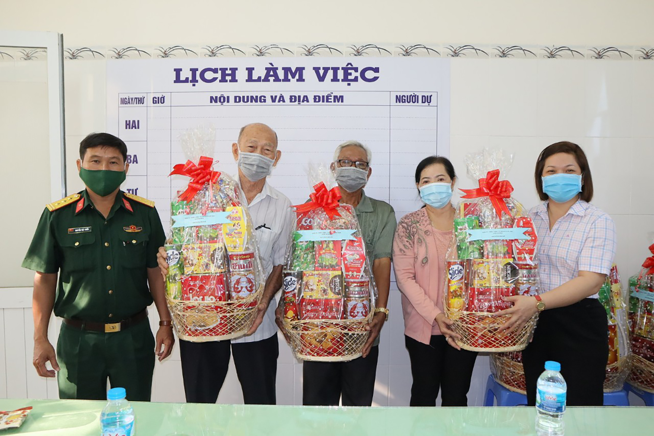 Đại diện lãnh đạo Ủy ban MTTQVN quận Cái Răng (bìa phải) và Ban Chỉ huy Quân sự quận trao quà Tết cho các hộ dân tộc thiểu số tiêu biểu, các vị có uy tín trong đồng bào dân tộc.