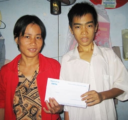 Trao tiền từ thiện