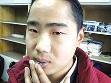 Xỏ kim bằng miệng