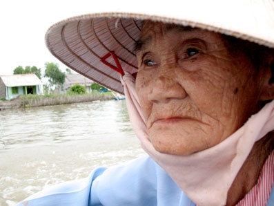 Bà lão hành khất và những người  điên