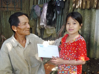 Trao tiền từ thiện