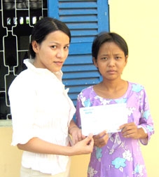 Trao tiền từ thiện