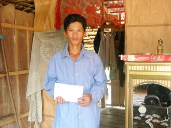 Trao tiền từ thiện