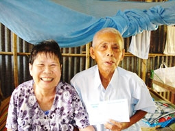 Trao tiền từ thiện