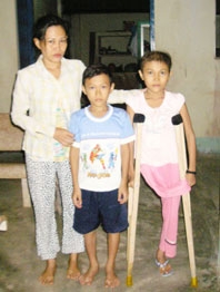 “Con muốn chân mau lành để đi học”