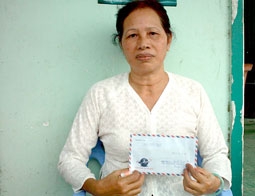 Trao tiền từ thiện
