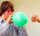 Dùng mũi thổi hơn 200 quả bong bóng
