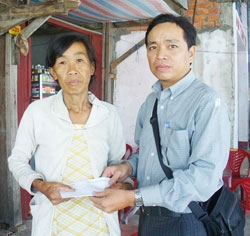 Trao tiền từ thiện
