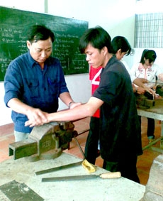 Đường còn dài...