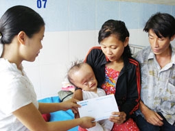 Trao tiền từ thiện
