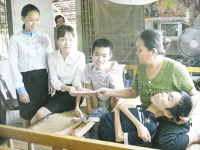 Trao tiền từ thiện