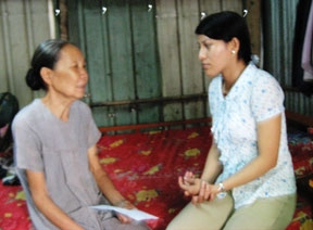 Trao tiền từ thiện