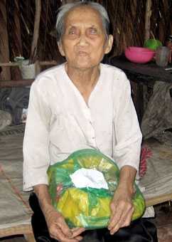 Trao tiền từ thiện