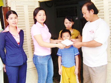 Trao tiền từ thiện