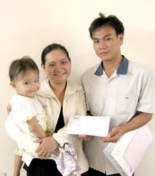 Trao tiền từ thiện