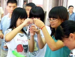 Mốt đeo... cá sống ở Trung Quốc