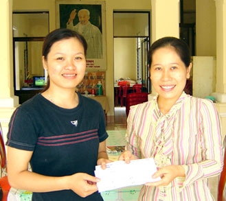 Trao tiền từ thiện