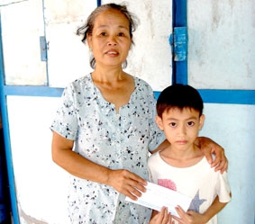 Trao tiền từ thiện