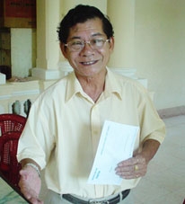Trao tiền từ thiện