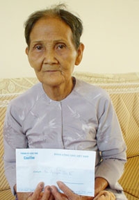 Trao tiền từ thiện
