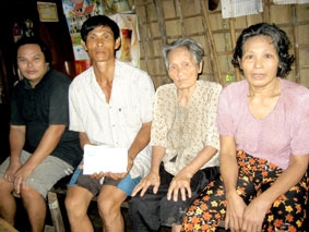 Trao tiền từ thiện