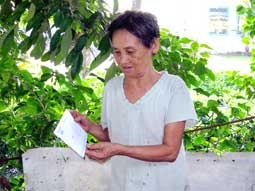 Trao tiền từ thiện