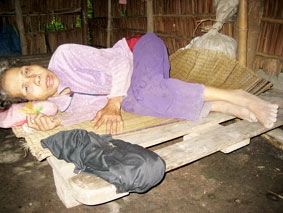 Người đàn bà bệnh tật cần giúp đỡ