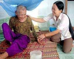 Bà Nguyễn Thị Hòa được hỗ trợ sửa nhà