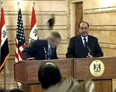 Ông Bush suýt "ăn" giày !