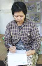 Trao tiền từ thiện