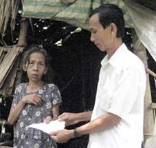 Trao tiền từ thiện