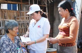 Trao tiền từ thiện