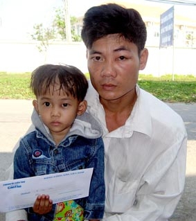 Trao tiền từ thiện
