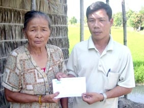 Trao tiền từ thiện