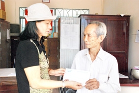 Trao tiền từ thiện