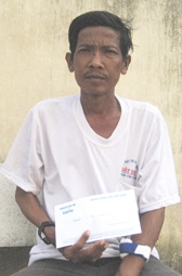 Trao tiền từ thiện