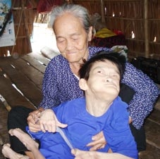 Trao tiền từ thiện