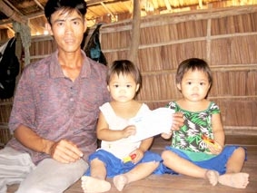 Trao tiền từ thiện