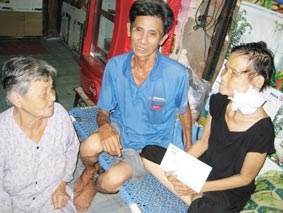 Trao tiền từ thiện