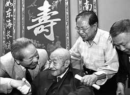 Giáo sư sống thọ nhất hành tinh