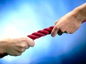 Mất tay vì kéo co