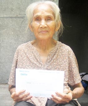 Trao tiền từ thiện