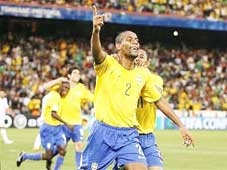 ĐỘI TUYỂN BRAZIL HẠ MỸ 3-0 
Hậu vệ Maicon  Chìa khóa chiến thắng
