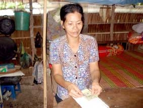 Trao tiền từ thiện