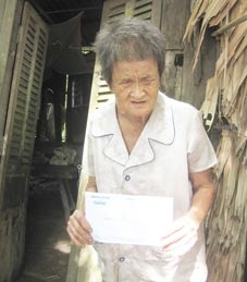 Trao tiền từ thiện