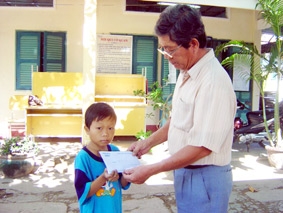 Trao tiền từ thiện