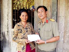 Trao tiền từ thiện