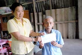 Trao tiền từ thiện