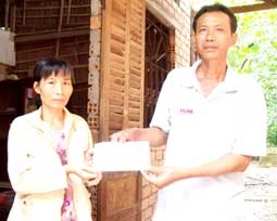 Trao tiền từ thiện